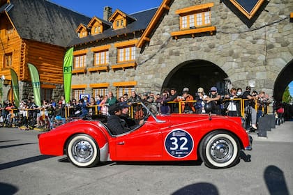 Triumph TR3B 1962 realizando la verificación en el Centro Cívico
