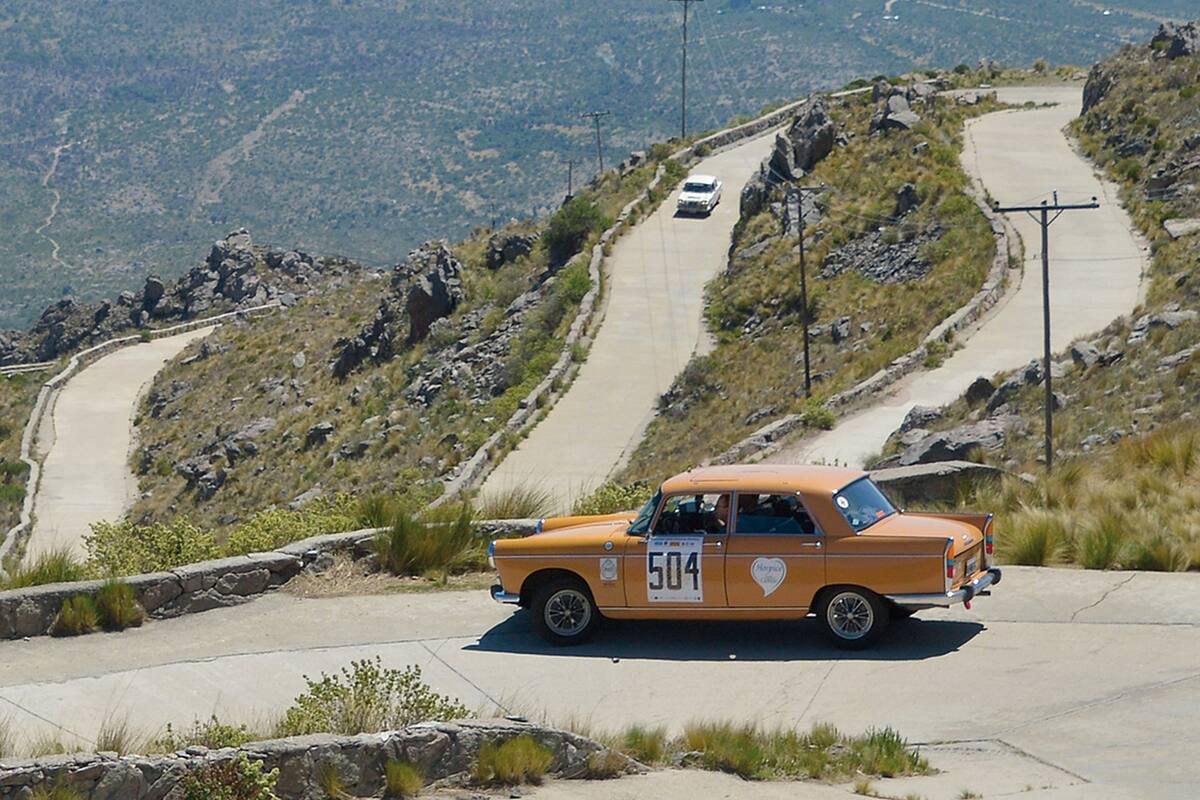Triunfadores. El Peugeot 404 de Gómez Fernández-Álvarez Fernandez trepa camino a la victoria absoluta