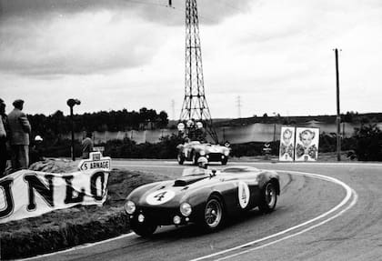 José Froilán González manejó durante 17 horas el Ferrari 375 Plus con que, junto a Maurice Trintignat, ganó las 24 Horas de Le Mans en 1954.
