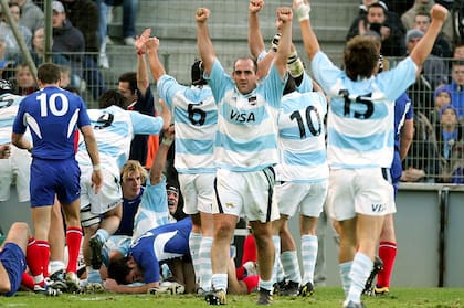 Triunfo de los Pumas en 2004 en Marsella, donde Francia no perdía hacía más de 50 años; Ledesma, hoy entrenador, en primera plana