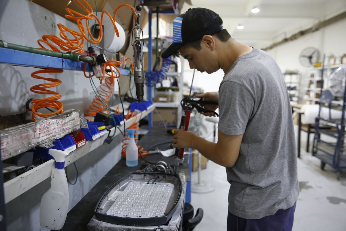 Trivialtech, una firma de luminarias, debió reducir su personal y tiene partede la capacidad operativa inactiva a la espera de un repunte; un retrato de los límites productivos