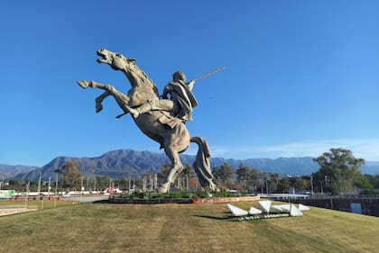 Trivias; LN Juegos; Facundo Quiroga. Monumento a Facundo Quiroga en La Rioja en el Parque de las Juventudes