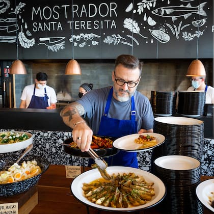 Trocca en lo que él considera "la mejor locación de Buenos Aires". No hay menú, sino que se despliegan los platos sobre el mostrador hasta agotar la oferta.