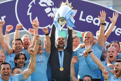 Trofeo de campeón en alto para Pep Guardiola: fue su segunda corona en la Premier League
