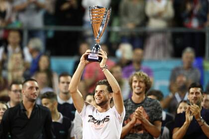 Trofeo en alto para Thiem; observan Troicki, Zverev y Djokovic