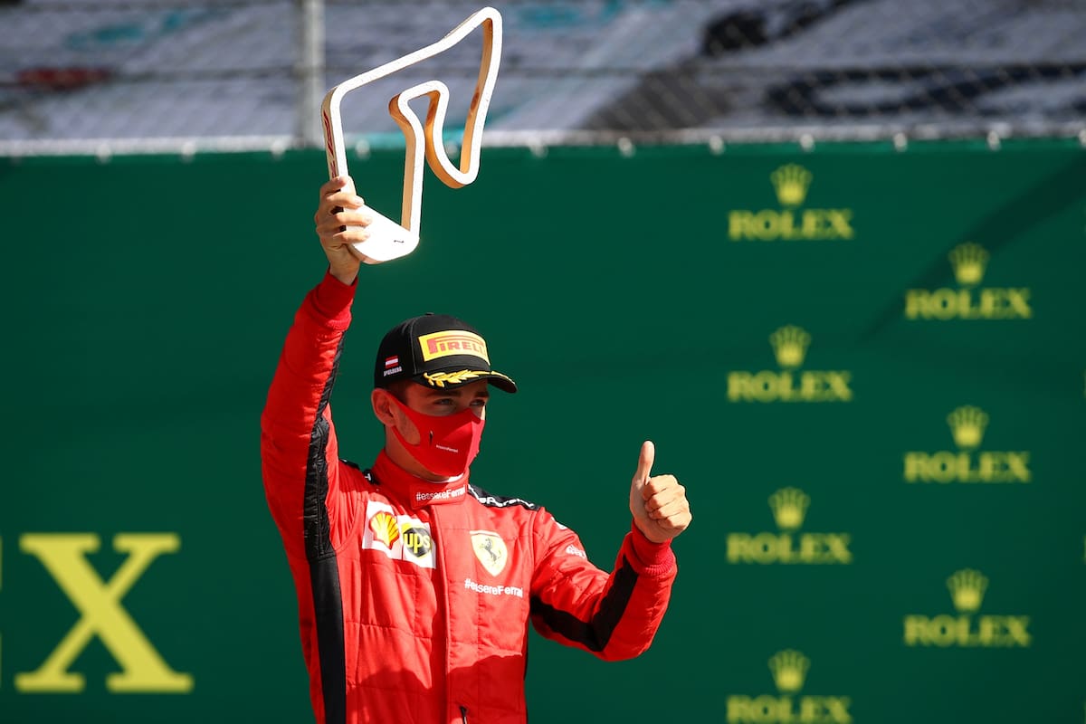 Trofeo en la mano y gesto esperanzador, el mensaje de Charles Lecler después de lograr el segundo puesto en el Gran Premio de Austria; el talento del monegasco disimuló las falencias de Ferrari en la apertura del calendario