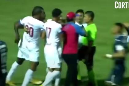 Troglio ingresó al campo de juego a increpar al árbitro