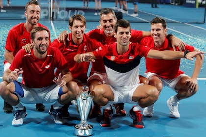 Troicki y Djokovic lideran el festejo de Serbia, con el trofeo de la flamante ATP Cup