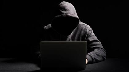 Trolls que creen en teorías conspirativas atacan a las víctimas de atentados que cuestionan.
