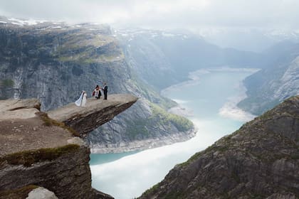 Trolltunga, la maravilla natural noruega, se destaca como lugar elegido para bodas internacionales
