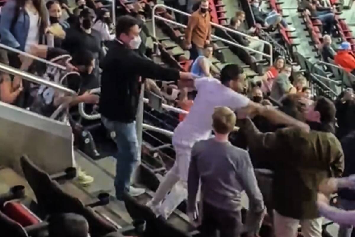 Trompadas en la tribuna en Spurs vs Rockets