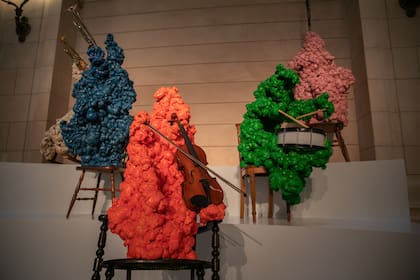 “Trompeta, Clarinete, Violín, Tambor, Trompeta”, instalación de Ferrari en el hall del CCK