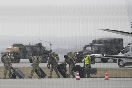 Tropas del Ejército de EE. UU. de la 82 División Aerotransportada descargando vehículos de un avión de transporte después de llegar desde Fort Bragg al aeropuerto de Rzeszow-Jasionka en el sureste de Polonia, el domingo 6 de febrero de 2022.