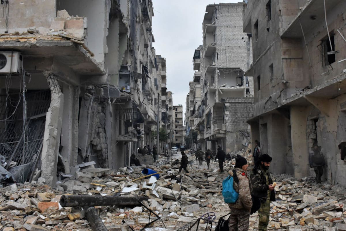 Tropas del ejército peinan las calles destruidas de Aleppo en busca de rebeldes