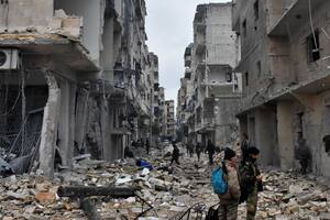 Tropas del ejército peinan las calles destruidas de Aleppo en busca de rebeldes