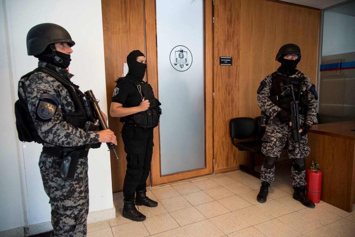 Tropas especiales con ametralladoras custodian la puerta que conduce a la sala donde es juzgado el Viejo Cantero, fundador de Los Monos