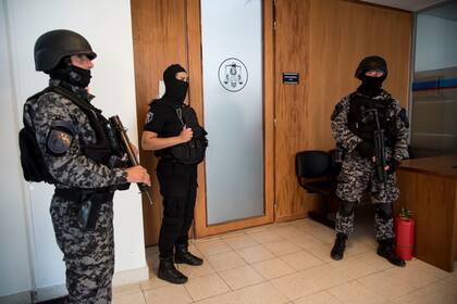 Tropas especiales con ametralladoras custodian la puerta que conduce a la sala donde es juzgado el Viejo Cantero, fundador de Los Monos