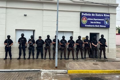 Tropas especiales de la Policía de Entre Ríos custodian la seccional donde quedó alojado el piloto que aterrizó una avioneta con 359 kilos de cocaína
