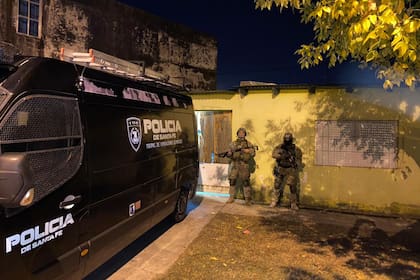 Tropas especiales de la Policía de Santa Fe allanaron la casa del jefe de la barra de Newell's