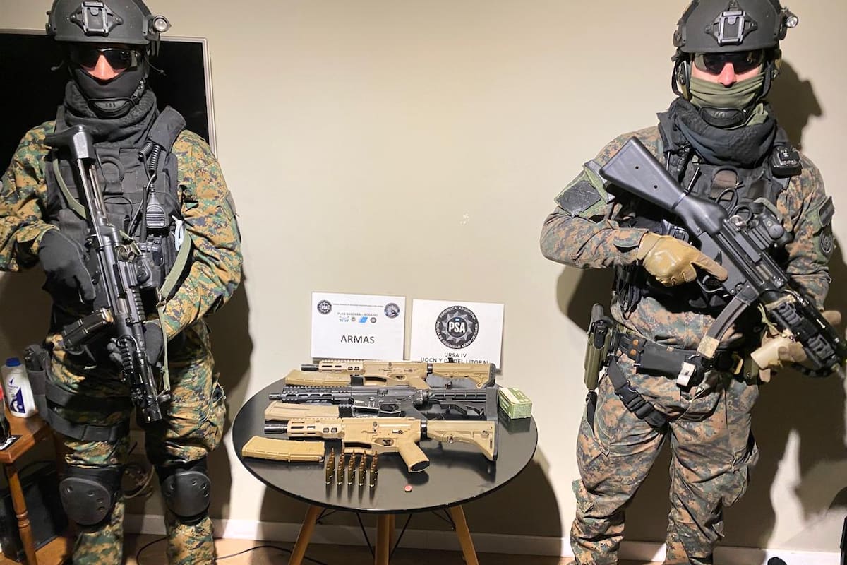 Tropas especiales de la policía santafesina participan en los allanamientos en busca de armas de alto poder de fuego en manos de narcos rosarinos