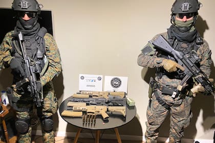 Tropas especiales de la policía santafesina participan en los allanamientos en busca de armas de alto poder de fuego en manos de narcos rosarinos