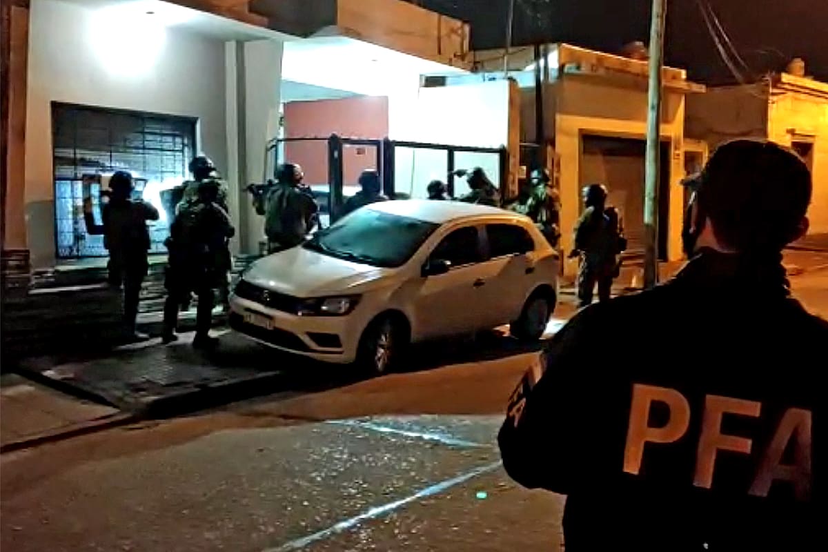 Tropas especiales irrumpieron en la vivienda de uno de los integrantes de la banda