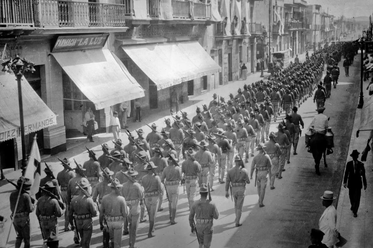 Tropas estadounidenses marcharon en Veracruz, México, en abril de 1914, como parte del bloqueo del puerto de la ciudad. (Getty Images)