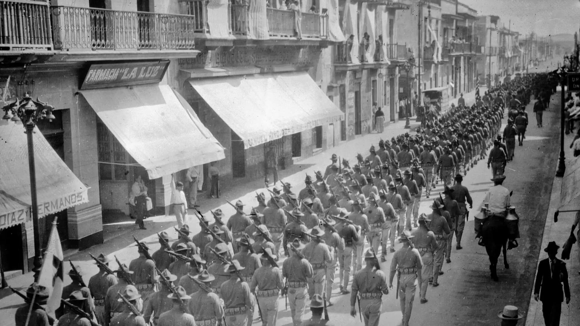 Tropas estadounidenses marcharon en Veracruz, México, en abril de 1914, como parte del bloqueo del puerto de la ciudad. (Getty Images)
