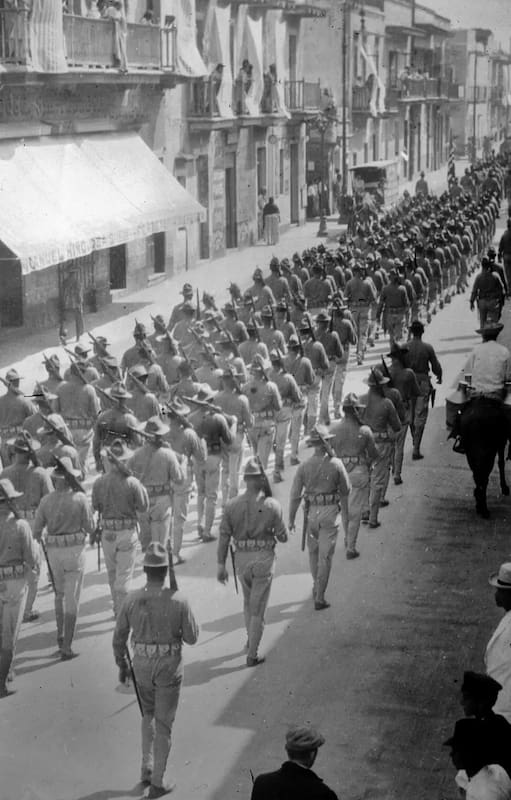 Tropas estadounidenses marcharon en Veracruz, México, en abril de 1914, como parte del bloqueo del puerto de la ciudad. (Getty Images)