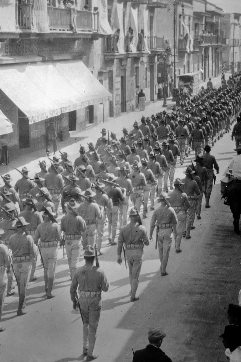 Tropas estadounidenses marcharon en Veracruz, México, en abril de 1914, como parte del bloqueo del puerto de la ciudad. (Getty Images)