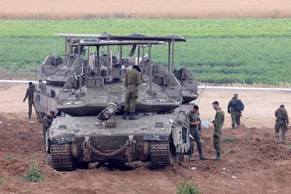Tropas israelíes en la frontera con la Franja de Gaza, en el sur de Israel. (JACK GUEZ / AFP)