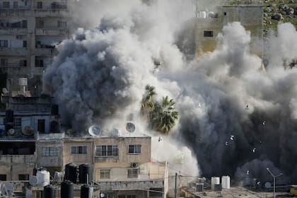 Tropas israelíes matan a un hombre en Gaza y a 2 presuntos atacantes palestinos en Cisjordania