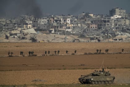 Tropas israelíes se ven cerca de la Franja de Gaza, en el sur de Israel, el domingo 10 de diciembre de 2023