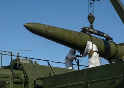 Tropas rusas cargan un misil Iskander en un lanzador móvil en un lugar no revelado de Rusia