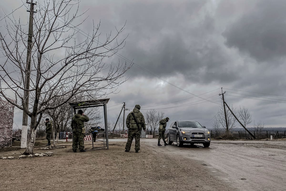 Tropas rusas el 4 de marzo de 2022, a la entrada del pueblo de Varnita, en Transnistria, una región disidente en el este de Moldavia. La delgada franja de territorio moldavo está controlada por al menos 12.000 separatistas y tropas rusas.