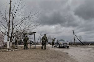 Tropas rusas el 4 de marzo de 2022, a la entrada del pueblo de Varnita, en Transnistria, una región disidente en el este de Moldavia. La delgada franja de territorio moldavo está controlada por al menos 12.000 separatistas y tropas rusas.