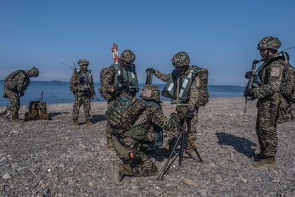 Tropas taiwaneses durante ejercicios militares realizados días atrás. (Lam Yik Fei /The New York Times)