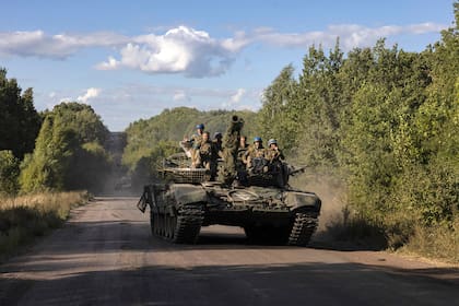 Tropas ucranianas a bordo de un tanque cerca de la frontera con Rusia (Archivo)