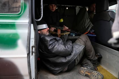 Tropas ucranianas escoltan a un supuesto agente ruso el domingo 27 de febrero de 2022, en Kiev, Ucrania.