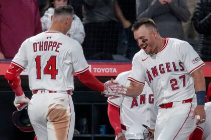 Trout y O'Hoppe conectan jonrones en la 5ta y Angelinos doblegan 10-4 a Guardianes
