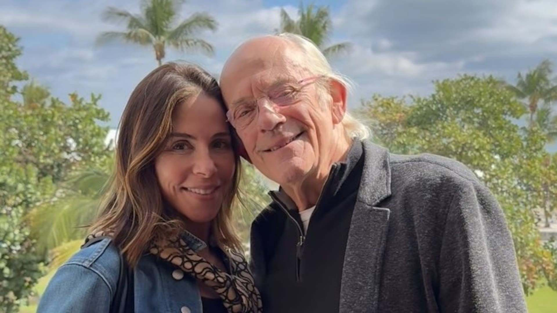 Trras cuatro divorcios, en 2017 Christopher Lloyd comenzó una nueva relación junto a una agente inmobiliaria, Lisa Loiacono, 30 años menor.