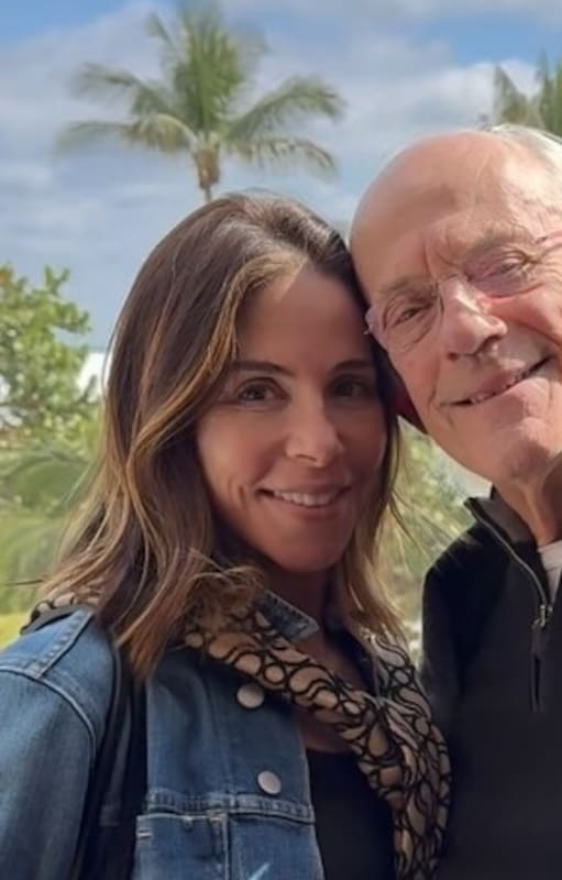 Trras cuatro divorcios, en 2017 Christopher Lloyd comenzó una nueva relación junto a una agente inmobiliaria, Lisa Loiacono, 30 años menor.
