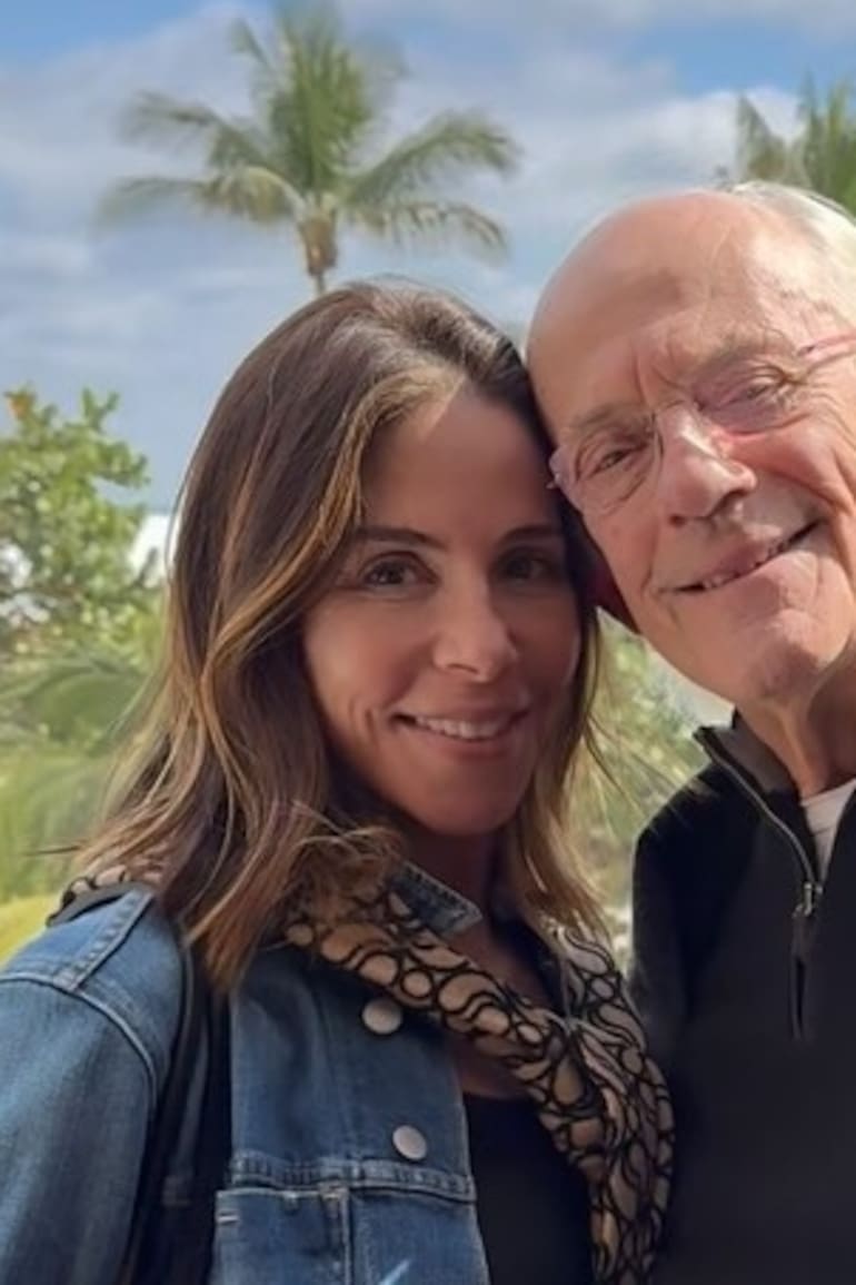 Trras cuatro divorcios, en 2017 Christopher Lloyd comenzó una nueva relación junto a una agente inmobiliaria, Lisa Loiacono, 30 años menor.