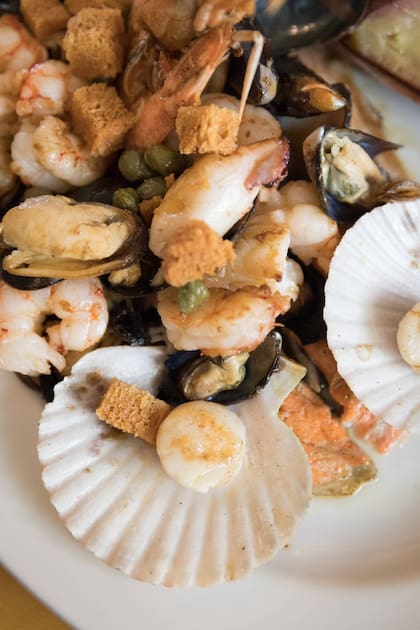 Trucha de Tierra y Mar, cubierta con mariscos, la especialidad de la casa.