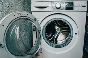 ¿Truco o mito? Por qué recomiendan poner bolitas de papel aluminio en el lavarropas para que las prendas duren más