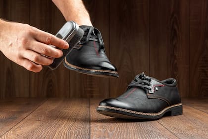 Trucos para limpiar los zapatos con productos caseros