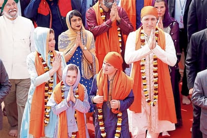 Trudeau, con su esposa y sus hijos, durante una visita a un templo sikh