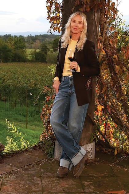 Trudie posa
orgullosa frente a los viñedos
de Il Palagio Estate, la finca que comparte con Sting,
en La Toscana, donde producen
vinos. “Qué extraordinario que
la uva pueda convertirse en
algo tan exquisito”, escribió la
artista en enero pasado en sus
redes sociales tras presentar
su nueva colección, La Regista.