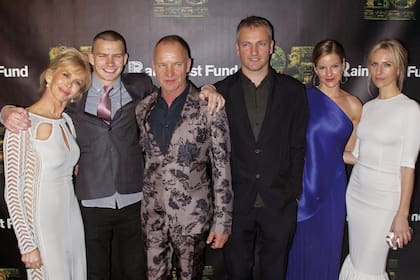 Trudie Styler con su hijo menor, Giacomo Sumner, a su lado Sting con Joe Sumner y Fuchsia Sumner –frutos del primer matrimonio del ex The Police– y Mickey Sumner, la hija mayor de Trudie y el músico.