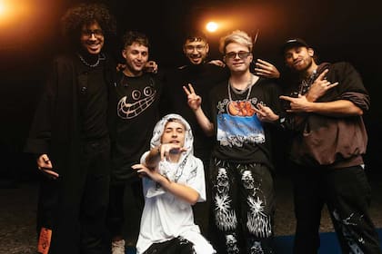 Trueno junto a sus músicos: Rivas, Domínguez, Yesan, Introini y Pasquale (de izquierda a derecha)